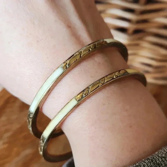 unbranded Jewelry - Vtg bone & brass bangle bracelet set